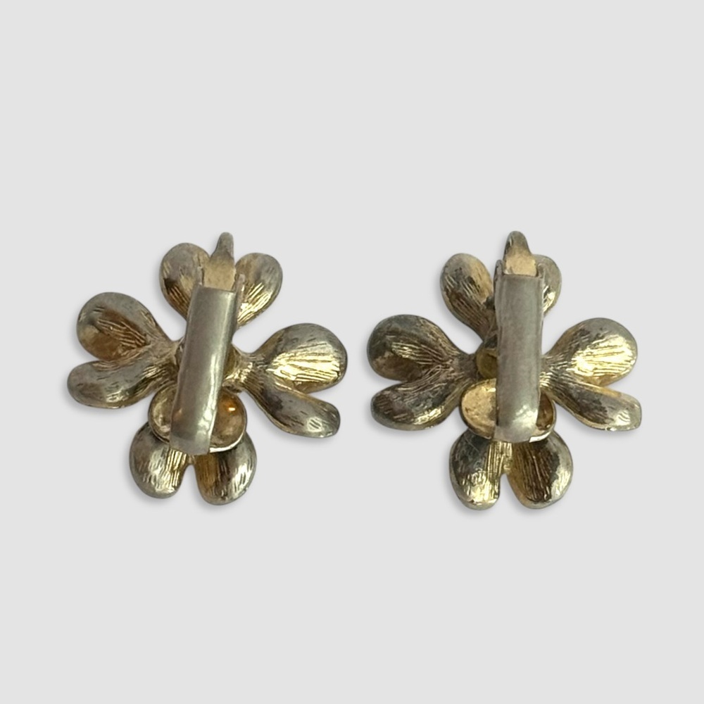 Vintage Mid Century White Enamel Dogwood Flower Earrings Gold Tone Retro Floral - Picture 3 of 5